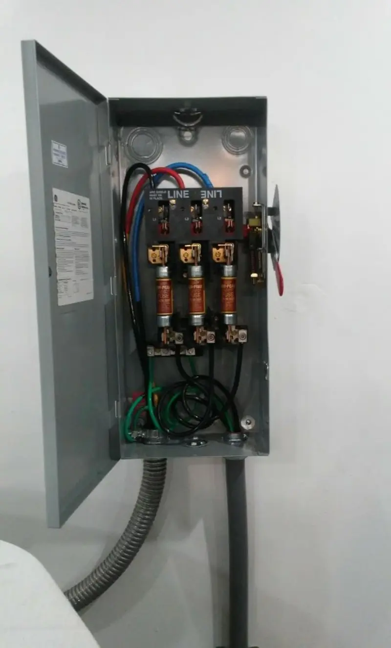 Three-phase disconnect switch installed for Smoke Detector Installation in Orosi